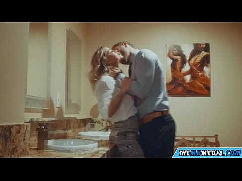 ❤️ Nalika pirang busty seduces anjeun dina restroom umum porno super di urang ❤